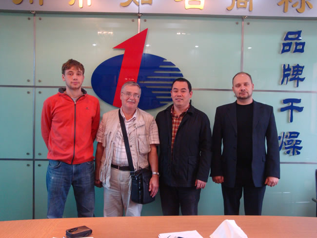 董事長(cháng)王榮華與客人進(jìn)行了合影留念 董事長(cháng)王榮華與客人進(jìn)行了合影留念